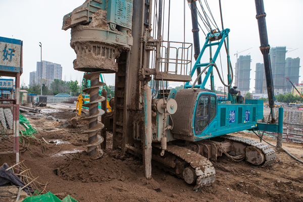 平博在线智能双动力头强力多功能钻机助力青岛都心商业中心建设