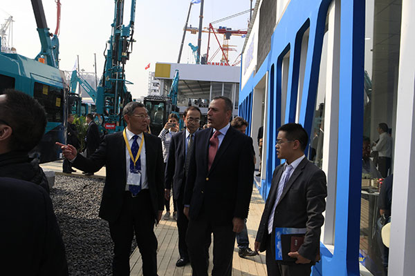 平博在线智能宝马展用创新倾倒客户，现场签单两亿元