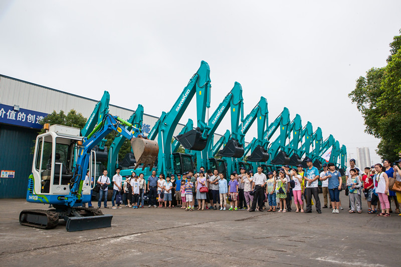 开挖机，坐游艇、飞机 平博在线智能开展员工家属开放日活动