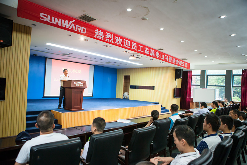 开挖机，坐游艇、飞机 平博在线智能开展员工家属开放日活动