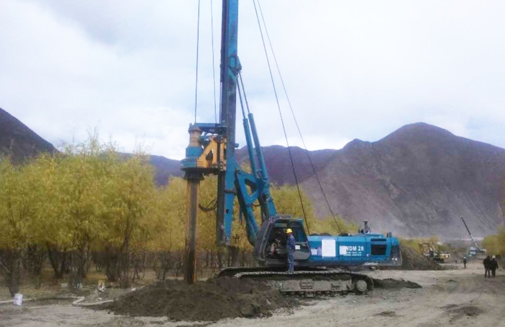 平博在线智能二十台旋挖钻机高原施工放异彩