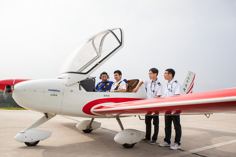 开挖机，坐游艇、飞机 平博在线智能开展员工家属开放日活动