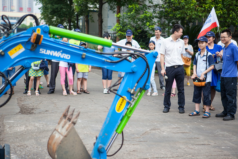 开挖机，坐游艇、飞机 平博在线智能开展员工家属开放日活动