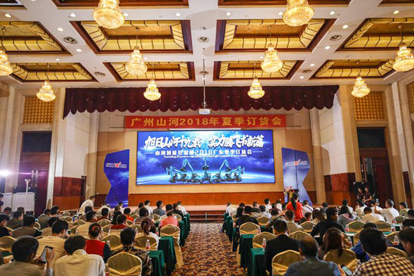 红四月,平博在线智能挖掘机促销会节节攀升