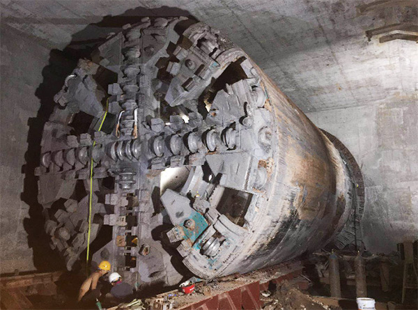 中铁平博在线1号盾构机首个盾构区间顺利贯通