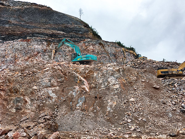 看石场风云如何演绎？平博在线智能矿山战神SWE470E大型挖掘机一锤定音！