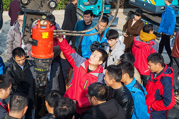 十年相随，成就彼此，来听听平博在线智能挖掘机客户的真实声音