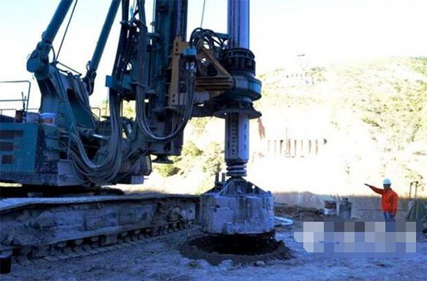 央视聚焦：平博在线智能旋挖钻机助力世界“第一高墩”