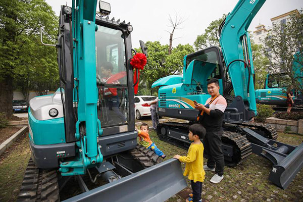 红四月,平博在线智能挖掘机促销会节节攀升