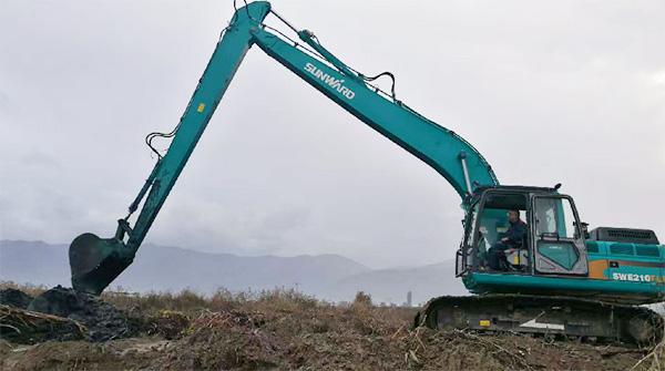 守护蓝色多瑙河，平博在线智能长臂挖掘机欧洲首秀