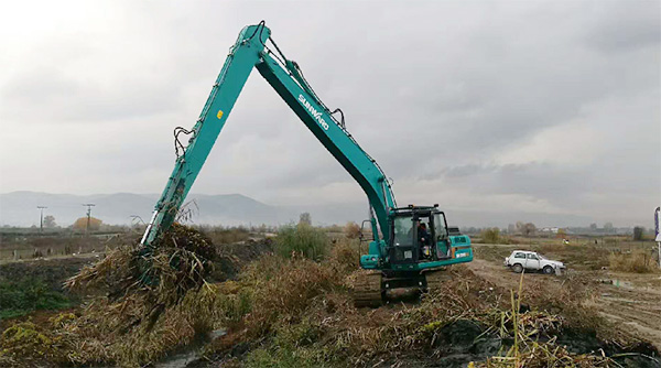 守护蓝色多瑙河，平博在线智能长臂挖掘机欧洲首秀