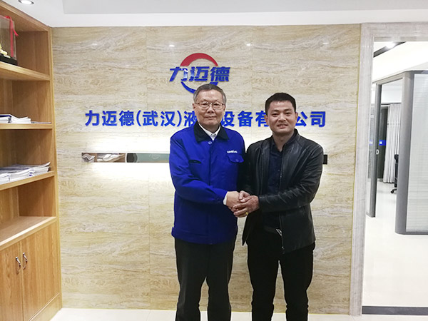 从拒绝到一次购买十台旋挖钻机，他用八年时间认识平博在线智能