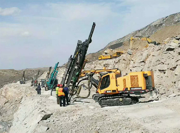 PK国际领先品牌，平博在线智能露天液压钻车再交完美答卷