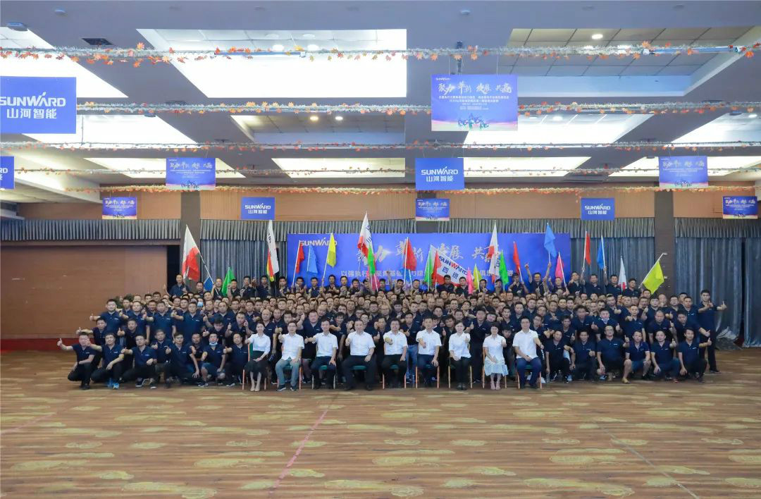 向挖掘机万台俱乐部迈进——平博在线智能2020年度挖掘机营销训练营开营