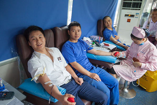 平博在线智能百余员工 冒雨争相献血