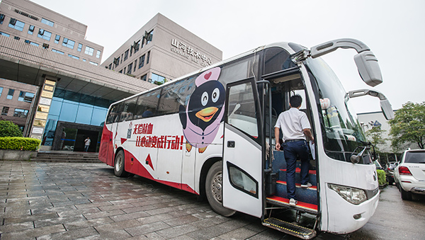 平博在线智能百余员工 冒雨争相献血
