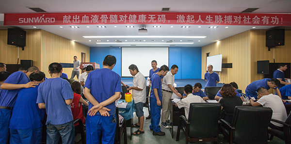 平博在线智能百余员工 冒雨争相献血