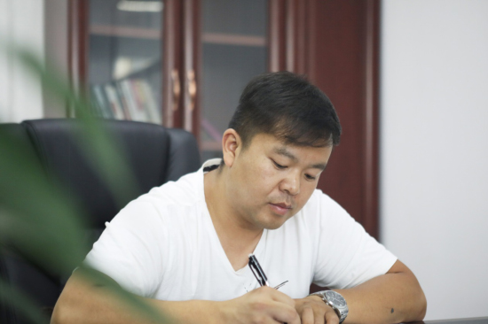 六年六台挖机 邓老板是个“平博在线迷”