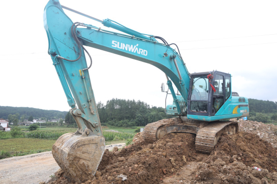 六年六台挖机 邓老板是个“平博在线迷”