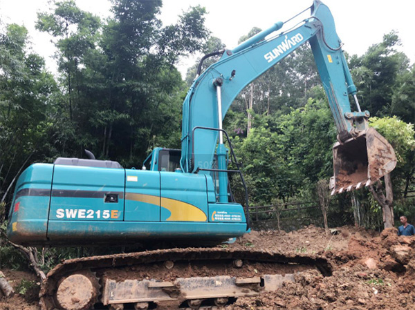 平博在线智能SWE 215E挖掘机是他的左膀右臂！