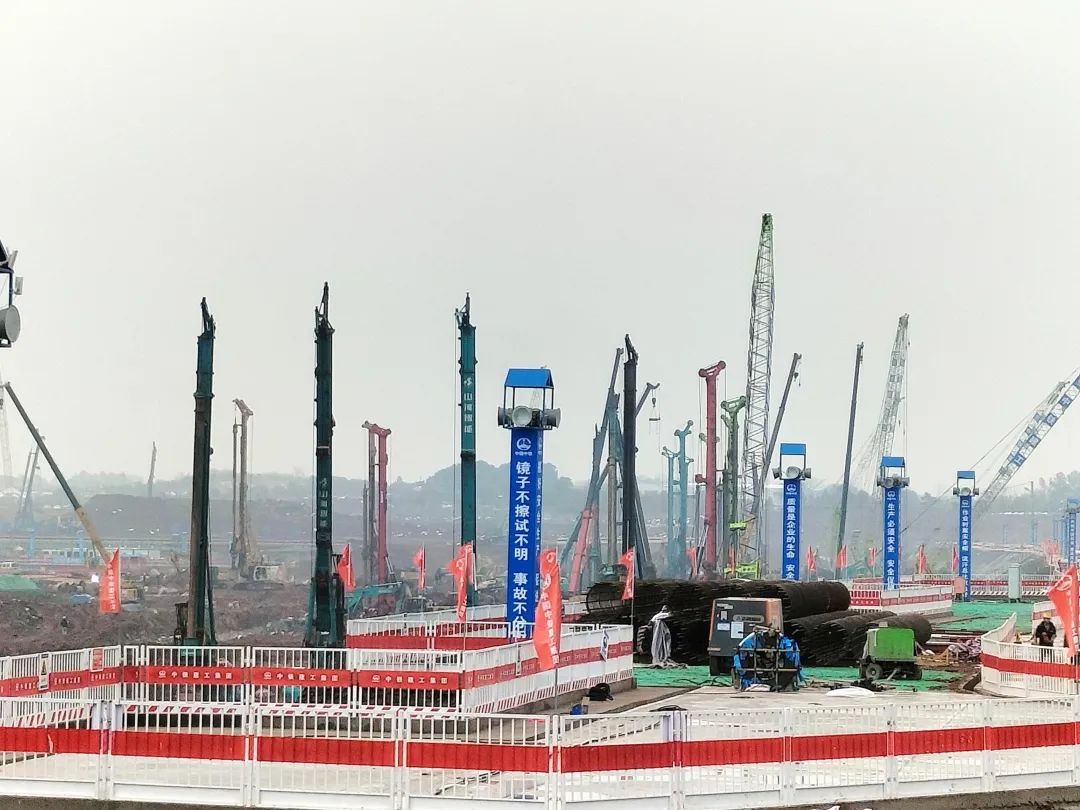 “平博在线绿”精彩亮相!平博在线智能装备全面助力长沙机场改扩建项目