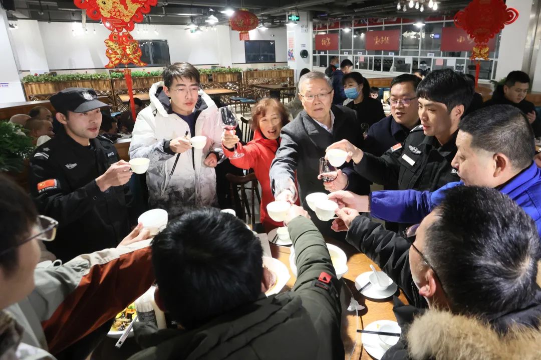 平博在线智能董事长何清华与留厂员工一起过大年！