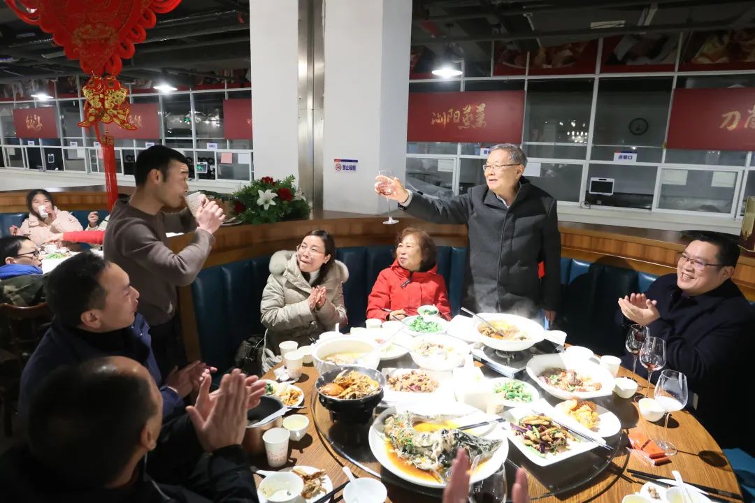 平博在线智能董事长何清华与留厂员工一起过大年！