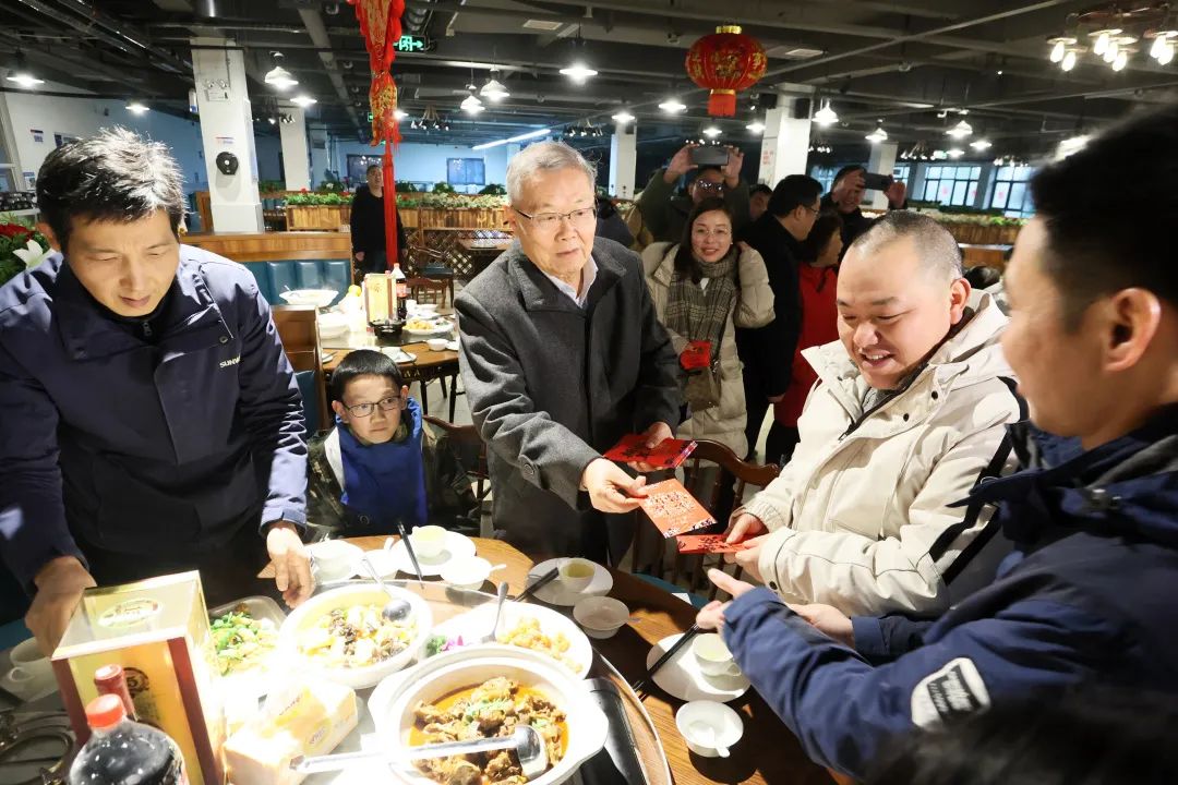 平博在线智能董事长何清华与留厂员工一起过大年！