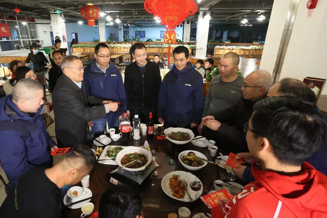 平博在线智能董事长何清华与留厂员工一起过大年！