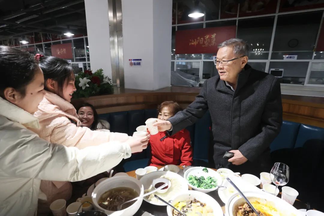 平博在线智能董事长何清华与留厂员工一起过大年！