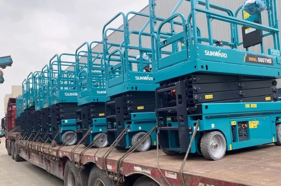 创下单日最高发货量纪录!平博在线高机设备集中发货