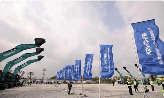 平博在线智能挖掘机亮相贵阳大数据科创城项目开工仪式