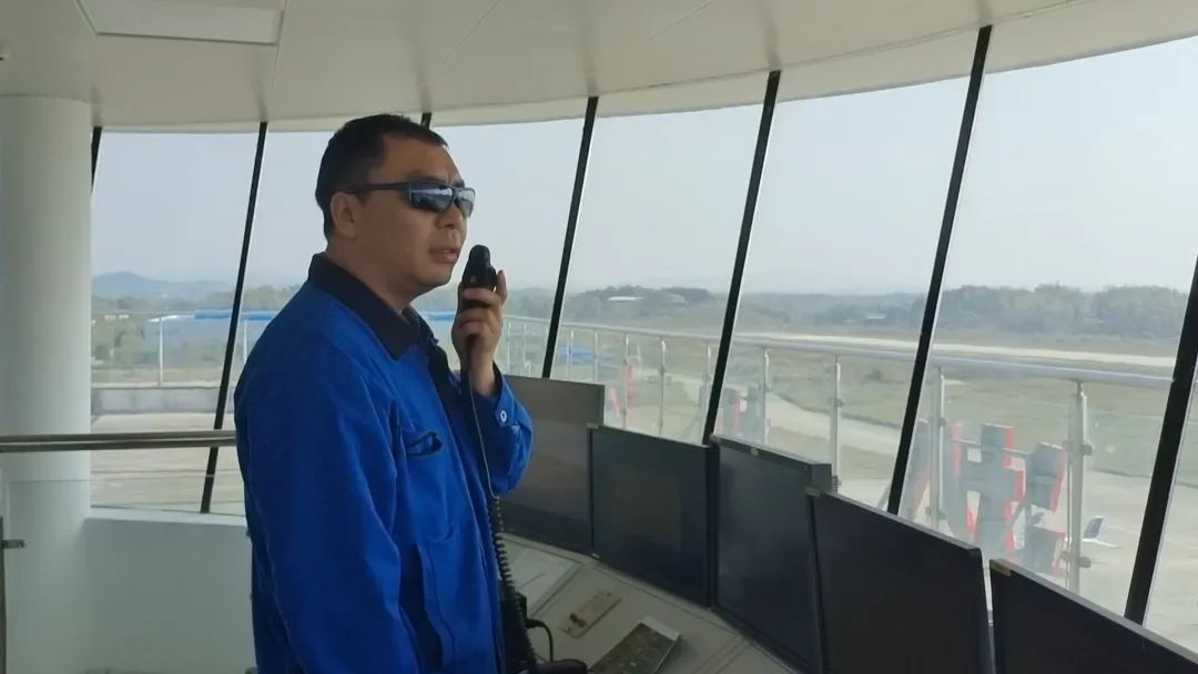 空地协同显身手!湖南航空应急救援队平博在线机组开展特情处置应急演练