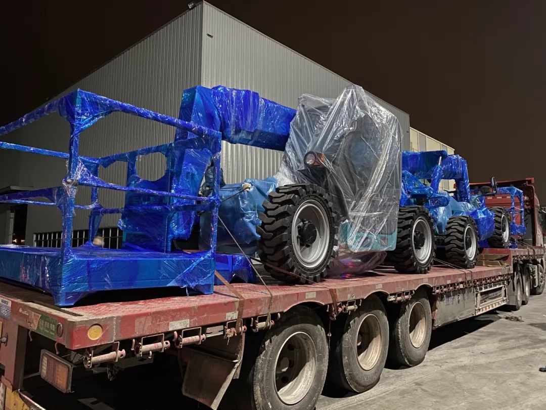 伸缩臂叉装车发往塞尔维亚!平博在线智能持续助力“一带一路”建设