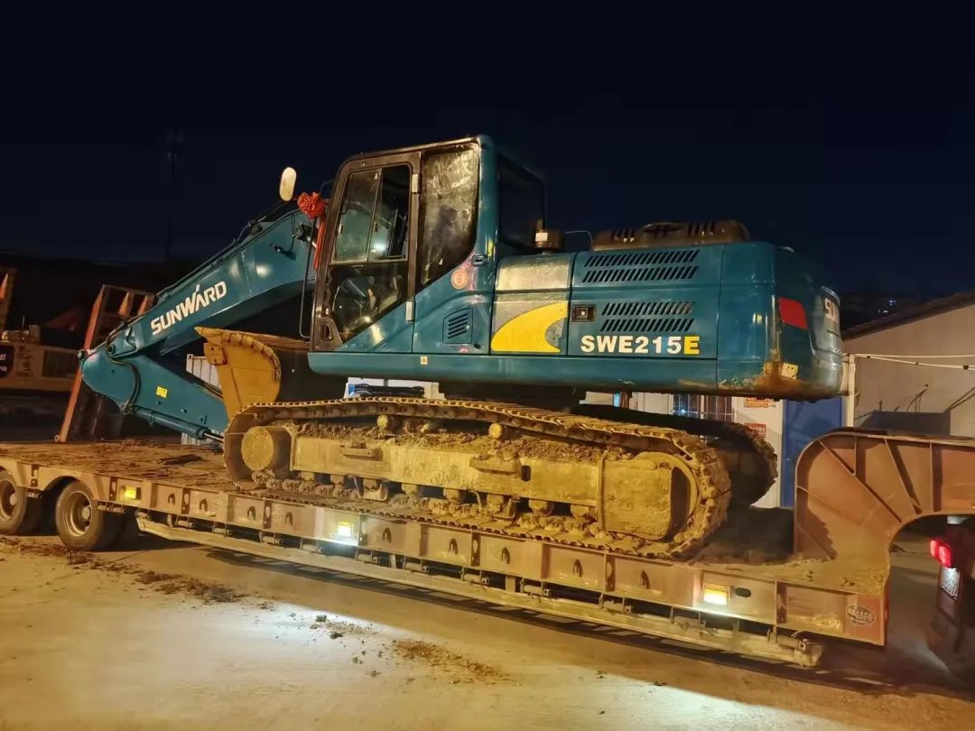 冲锋一线显担当!平博在线智能挖掘机助力长沙方舱医院建设