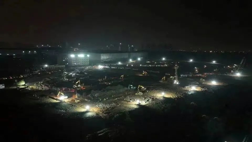 冲锋一线显担当!平博在线智能挖掘机助力长沙方舱医院建设