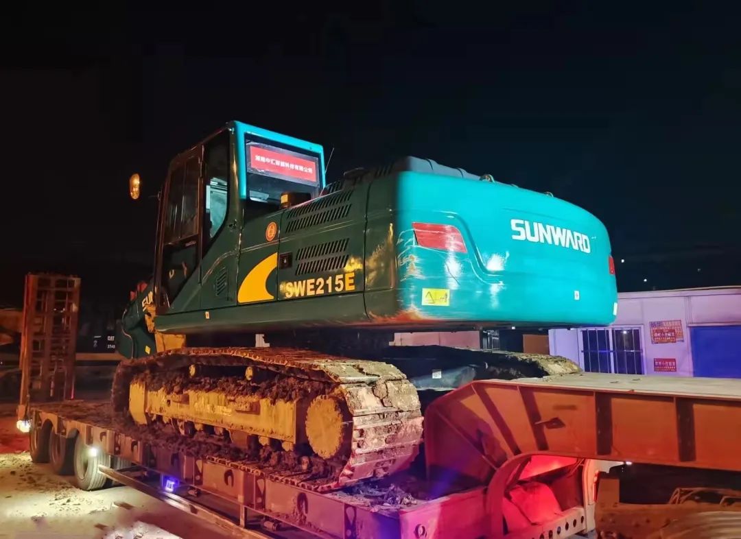 冲锋一线显担当!平博在线智能挖掘机助力长沙方舱医院建设