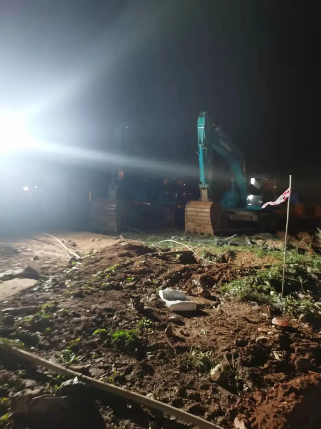 冲锋一线显担当!平博在线智能挖掘机助力长沙方舱医院建设