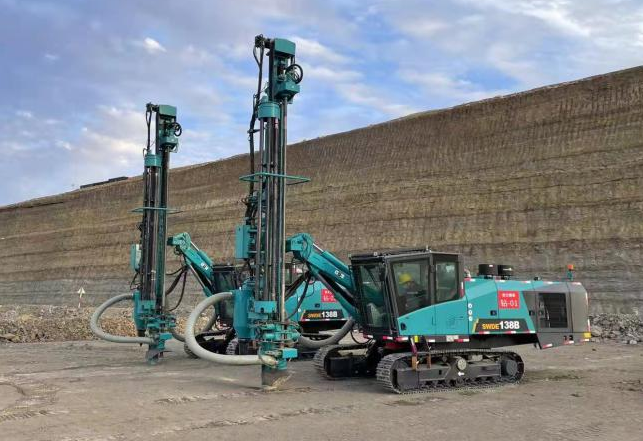 携手战边疆!平博在线智能潜孔钻机助力宏大爆破新疆奇台项目建设