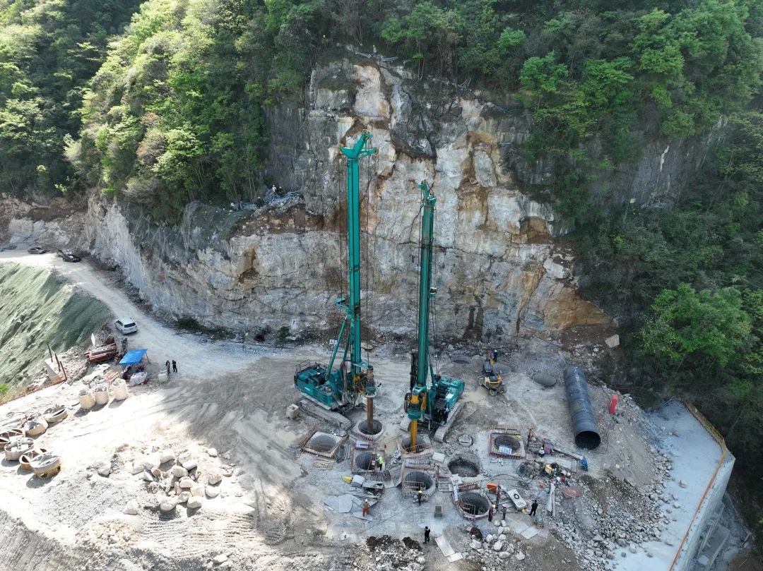 展现施工“奇效”!平博在线智能旋挖钻机强势助力炉慈高速公路建设