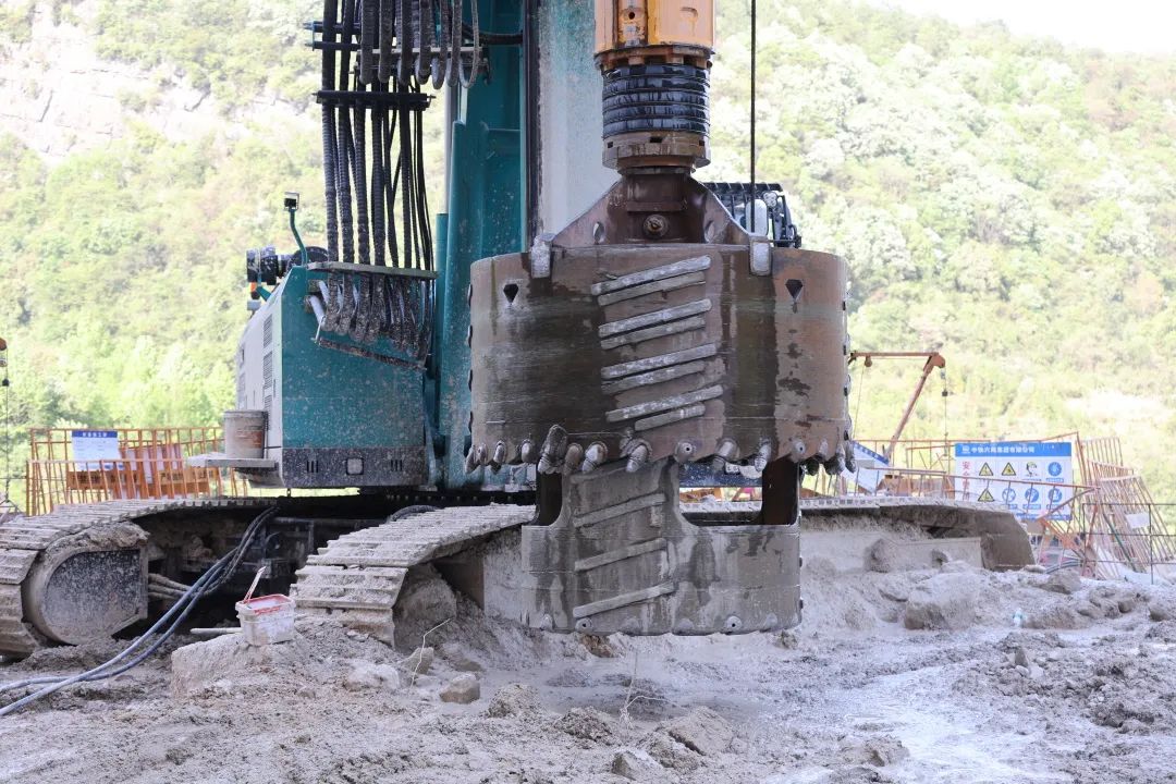 展现施工“奇效”!平博在线智能旋挖钻机强势助力炉慈高速公路建设