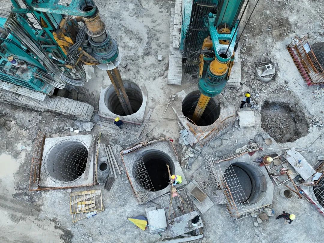 展现施工“奇效”!平博在线智能旋挖钻机强势助力炉慈高速公路建设