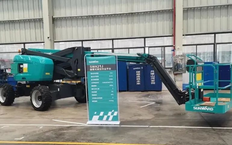 行业同级别产品之最!平博在线智能又一款曲臂式高空作业平台成功下线