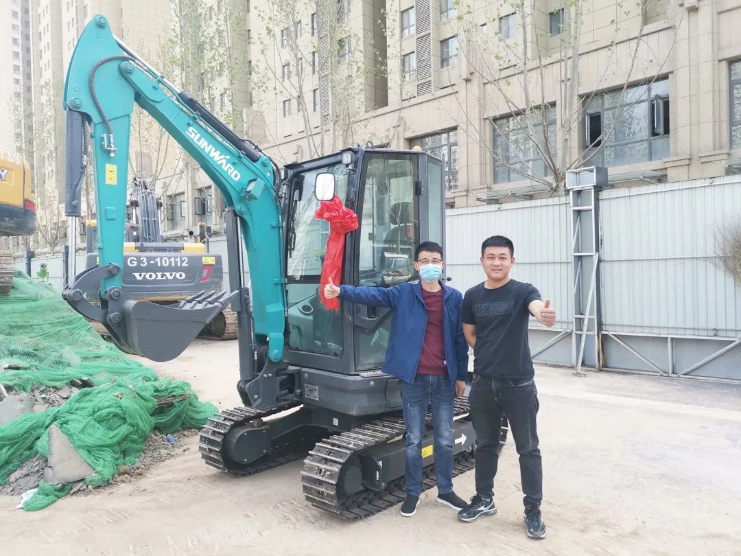 冲、冲、冲!带您感受平博在线智能挖掘机火热交机时刻