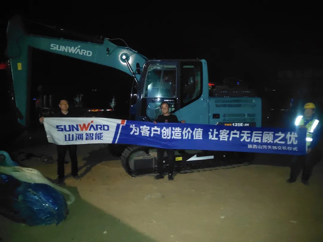 冲、冲、冲!带您感受平博在线智能挖掘机火热交机时刻