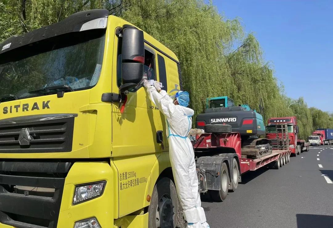 防疫、交机两手抓!平博在线智能挖掘机顺利交付获好评