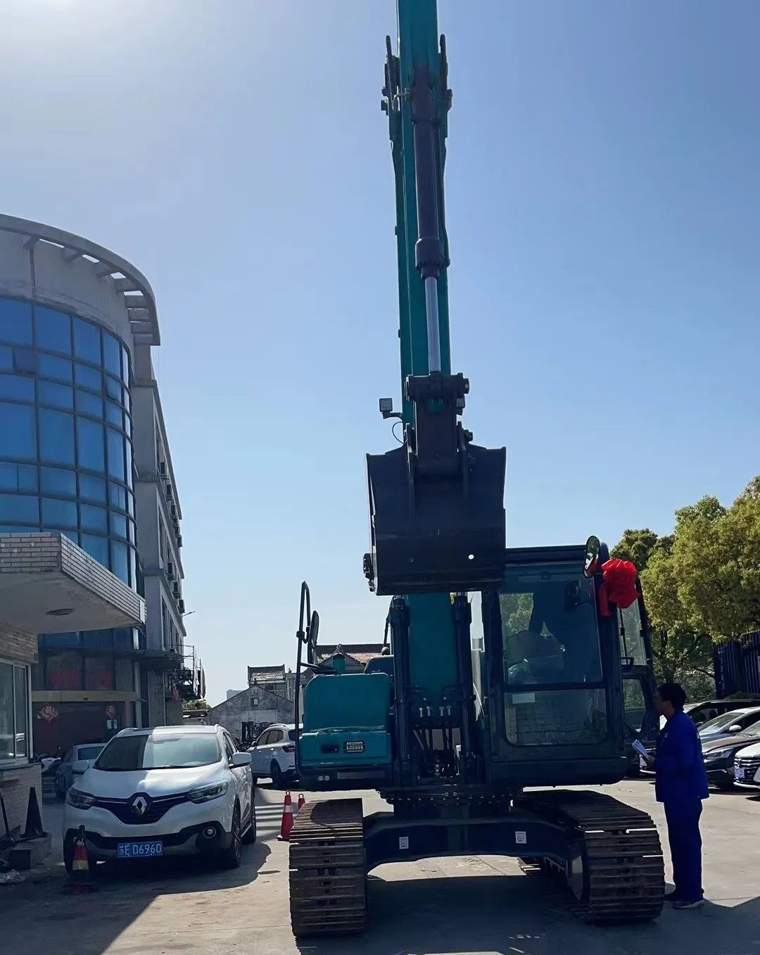 防疫、交机两手抓!平博在线智能挖掘机顺利交付获好评