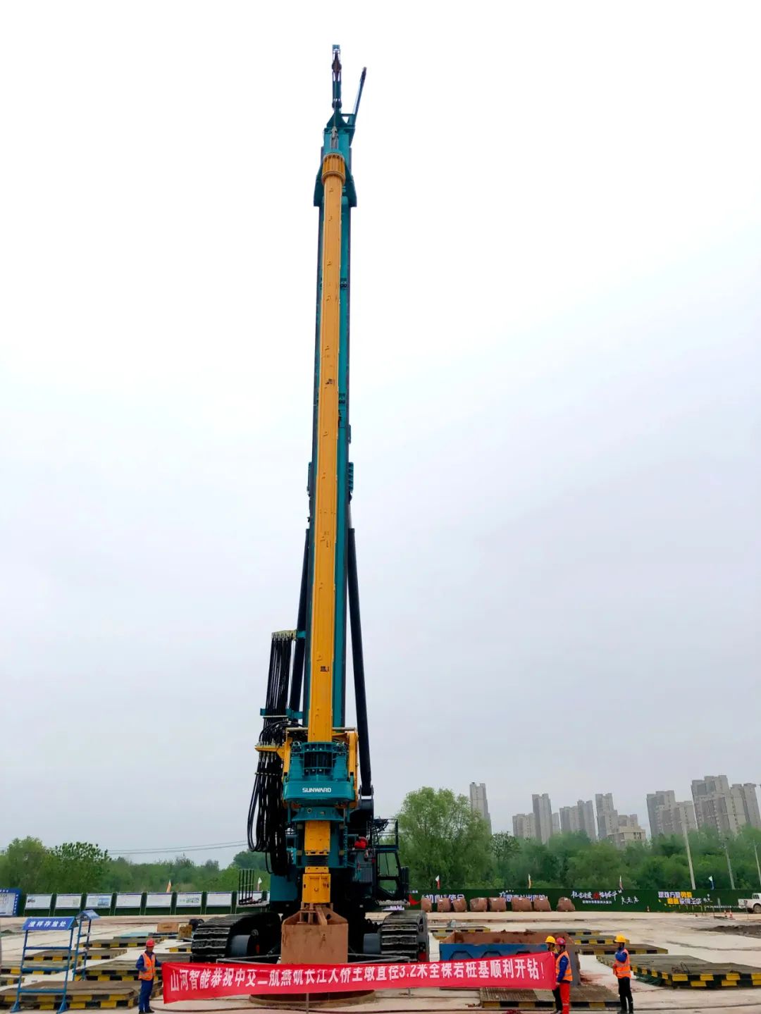 再啃“硬骨头”!平博在线智能“超级桩备”助建燕矶长江大桥