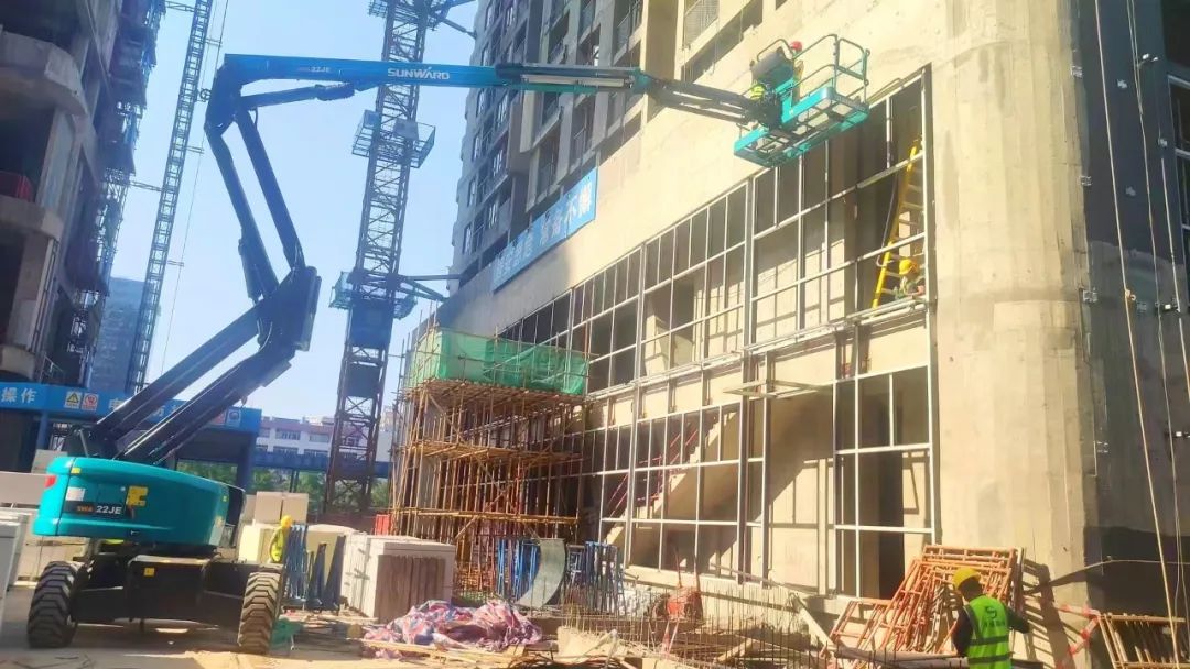 正式“上岗”!平博在线智能首台电动曲臂式高空作业平台入驻华南市场