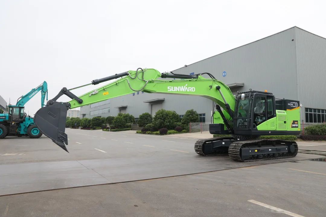 征战川藏铁路!平博在线智能新一代电动挖掘机成功交付